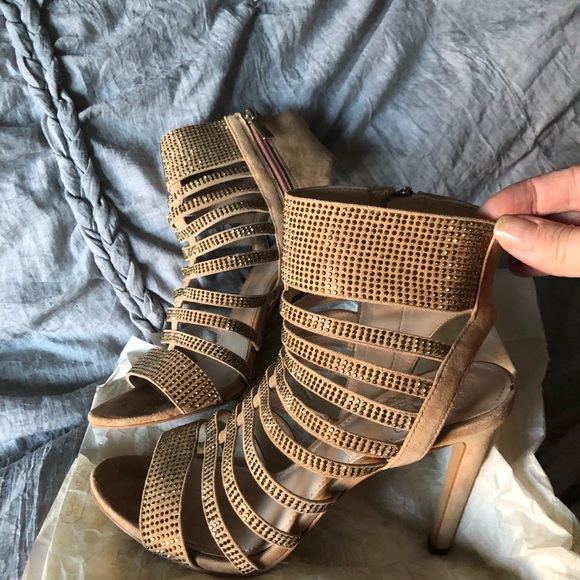 Vince Camuto nude and gold heels size 8.5 - Picture 11 of 12